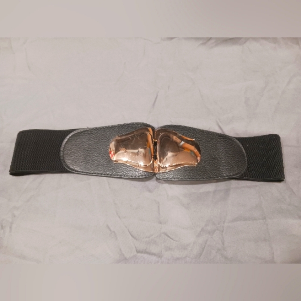 Stretchy belt with gold-ish metal clasp, size M